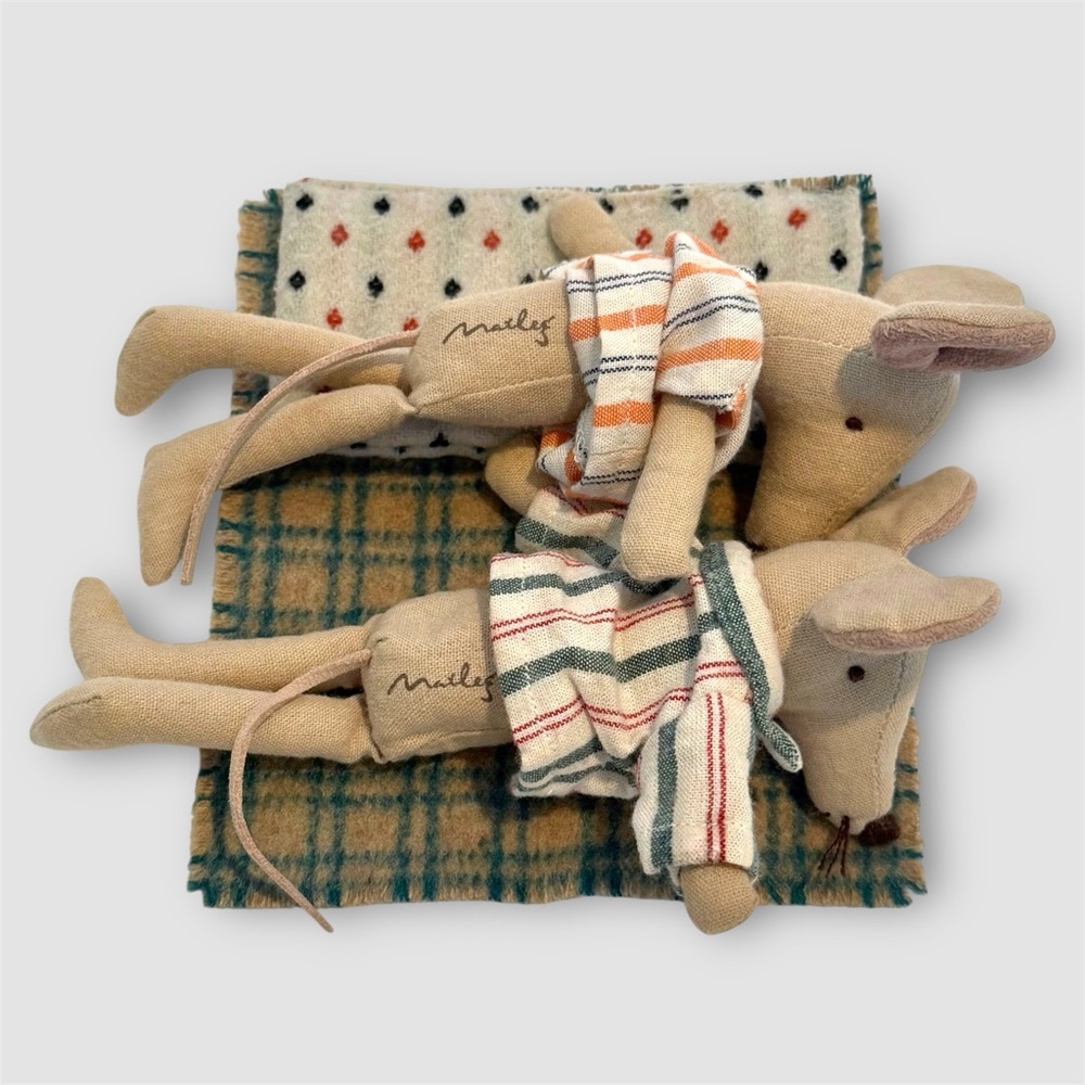 MAILEG RETIRED IN 2017 MUM AND DAD MICE SET IN PAJAMAS Rare Collectible Pair - Picture 4 of 4